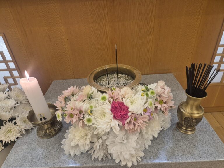 다양한 색상의 꽃과 향로가 조화롭게 배치된 장식